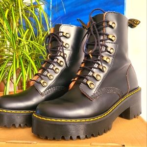 Dr. Martens Leona in Black Size 6US 4UK EU37